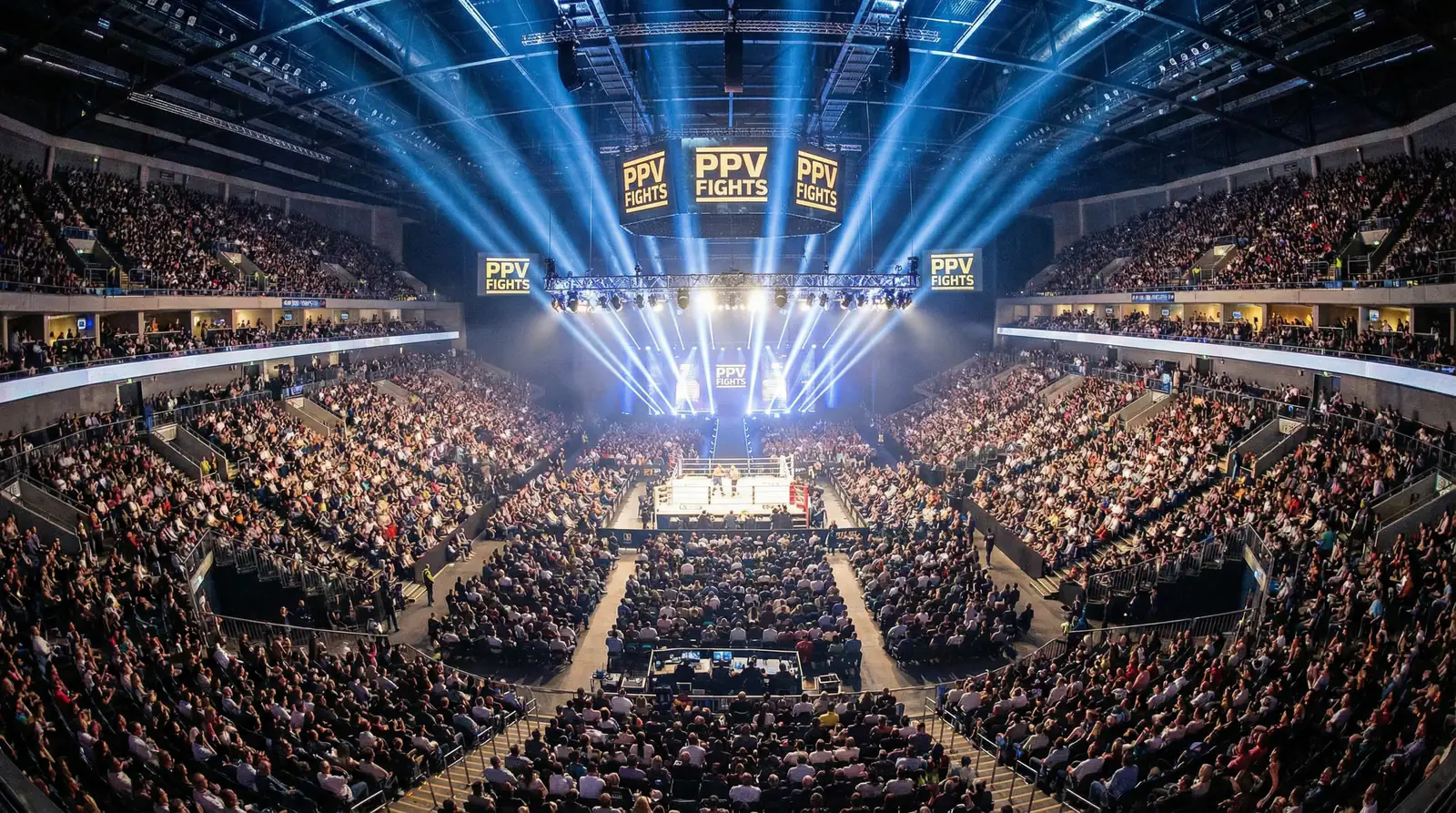 Große Boxarena bei einem PPV-Event mit Lichtshow über dem Ring